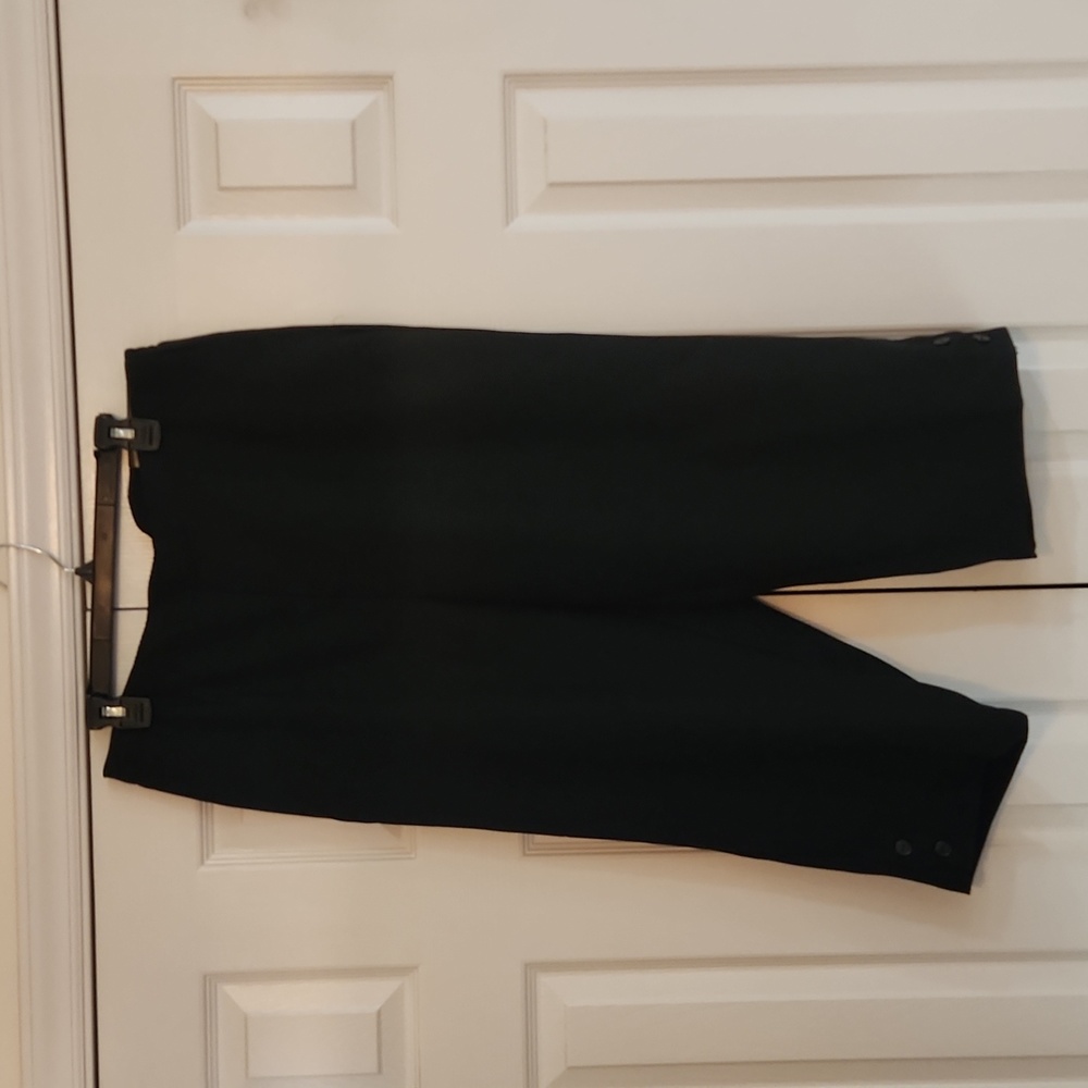 16W Alfred Dunner Black Capri Pants